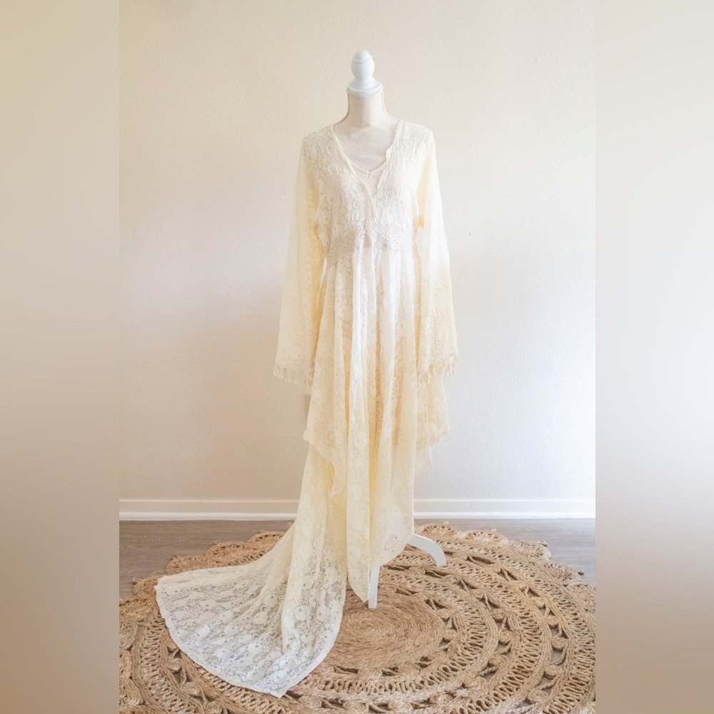 Vintage lace maternity photoshoot dress